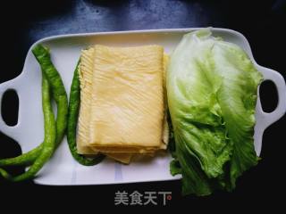 生菜拌豆腐皮的做法步骤：1