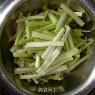 芹菜土豆丝的做法步骤：2