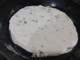 巧做葱花烙饼的做法步骤：16