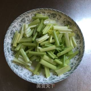 芹菜炒豆干的做法步骤：1