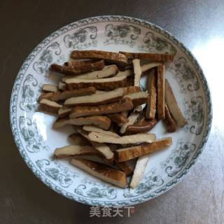 芹菜炒豆干的做法步骤：2