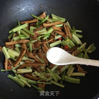 芹菜炒豆干的做法步骤：9