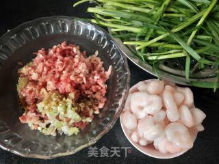 韭菜虾仁肉三鲜饺子的做法步骤：1