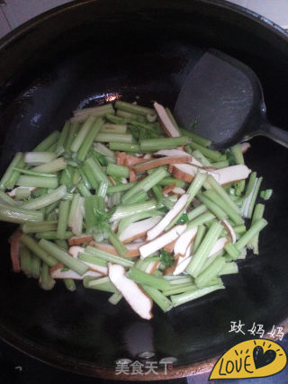 芹菜炒豆干的做法步骤：4