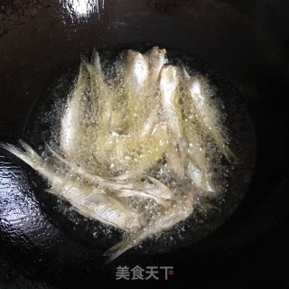 炸小鱼的做法步骤：4