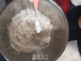 麦麸皮做的绿豆包的做法步骤：2