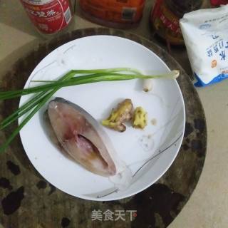 清蒸金鲳鱼的做法步骤：1