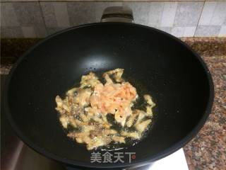 韭菜豆干炒鸡肉的做法步骤：6