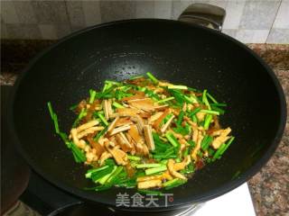 韭菜豆干炒鸡肉的做法步骤：9