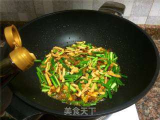 韭菜豆干炒鸡肉的做法步骤：10