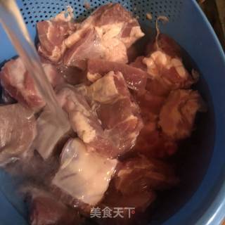 排骨炖豆角土豆的做法步骤：1