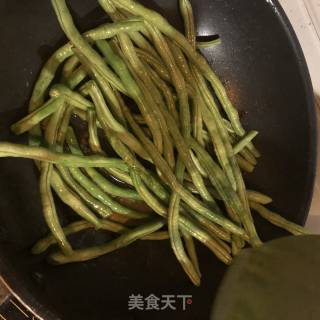 排骨炖豆角土豆的做法步骤：2