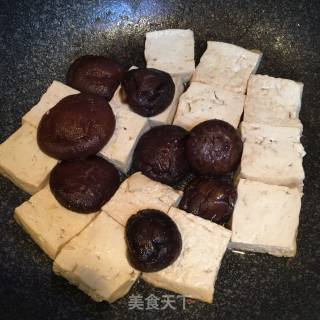 香菇焖豆腐的做法步骤：5