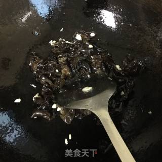 木耳炒丝瓜的做法步骤：5