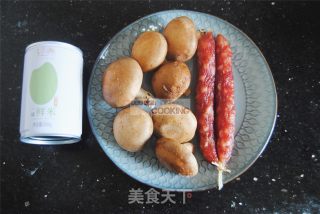 香菇腊肠焖饭的做法步骤：1