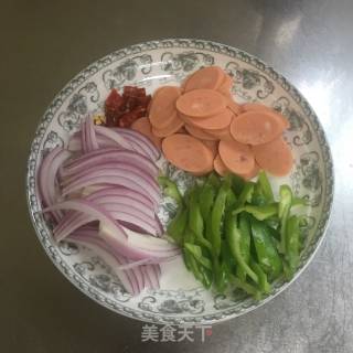 火腿肠炒芹菜的做法步骤：1