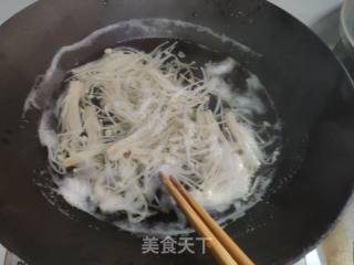 金针菇拌黄瓜的做法步骤：1