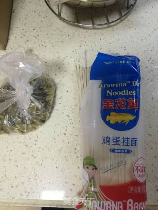 青菜牛肉面的做法步骤：1