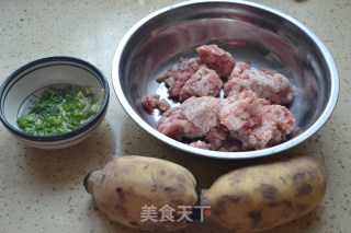 酸汤大肉莲菜水饺的做法步骤：1