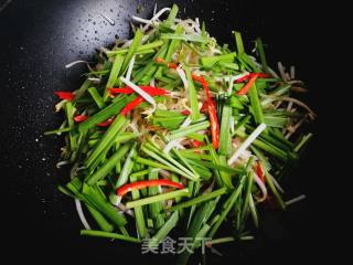 绿豆芽炒韭菜的做法步骤：6