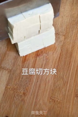 家庭资质豆腐炖鸭血的做法步骤：1