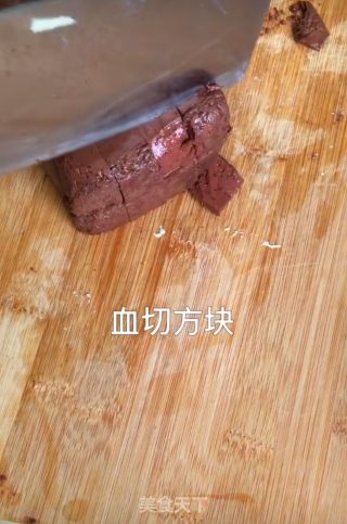 家庭资质豆腐炖鸭血的做法步骤：2