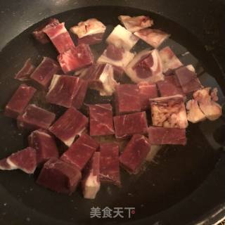 牛肉炖萝卜的做法步骤：2