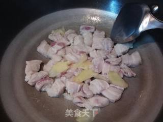 南乳莲藕红烧肉的做法步骤：5