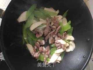 莴苣杏鲍菇炒肉片的做法步骤：6