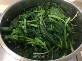 小清新之蒜香菠菜的做法步骤：1