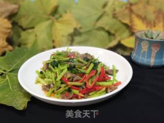 牛肉炒芹菜的做法步骤：1