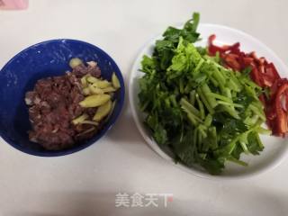 牛肉炒芹菜的做法步骤：2