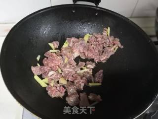 牛肉炒芹菜的做法步骤：3