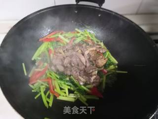 牛肉炒芹菜的做法步骤：5