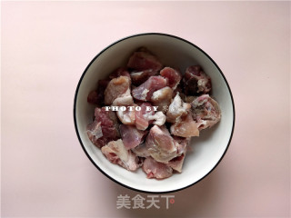 板栗红烧肉的做法步骤：1