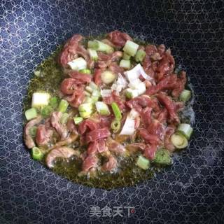 孜然牛肉炒面的做法步骤：4