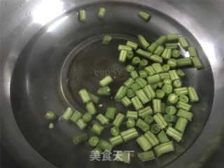 豆角香菇鸡腿焖饭的做法步骤：4