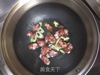 腊肠炒芹菜的做法步骤：4