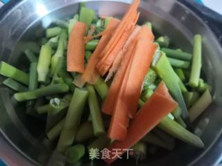 蒜苔炒腊肉的做法步骤：1