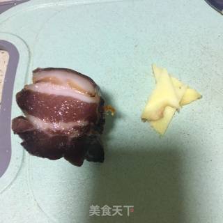 大蒜炒腊肉的做法步骤：1