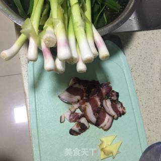 大蒜炒腊肉的做法步骤：3