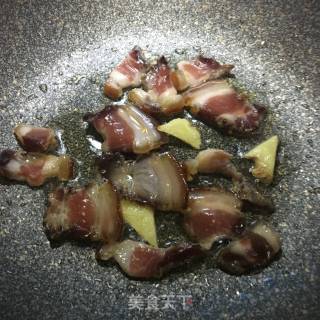 大蒜炒腊肉的做法步骤：6