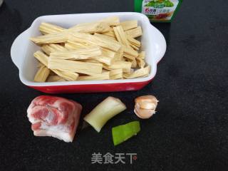 五花肉炒腐竹的做法步骤：1