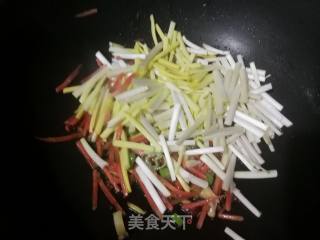 #团圆饭#蒜黄炒肉丝的做法步骤：11