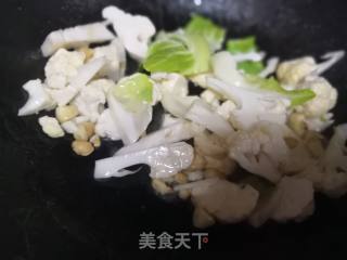 家常菜—干煸花菜的做法步骤：4