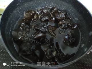 豆皮木耳炒青椒的做法步骤：1