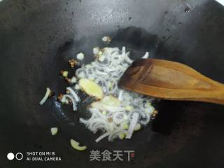 豆皮木耳炒青椒的做法步骤：6