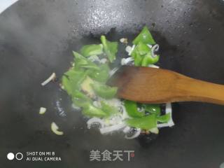 豆皮木耳炒青椒的做法步骤：7