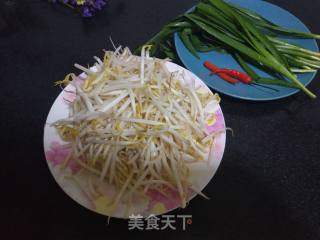 韭菜炒豆芽的做法步骤：1