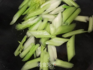 芹菜鸡肉丝的做法步骤：2